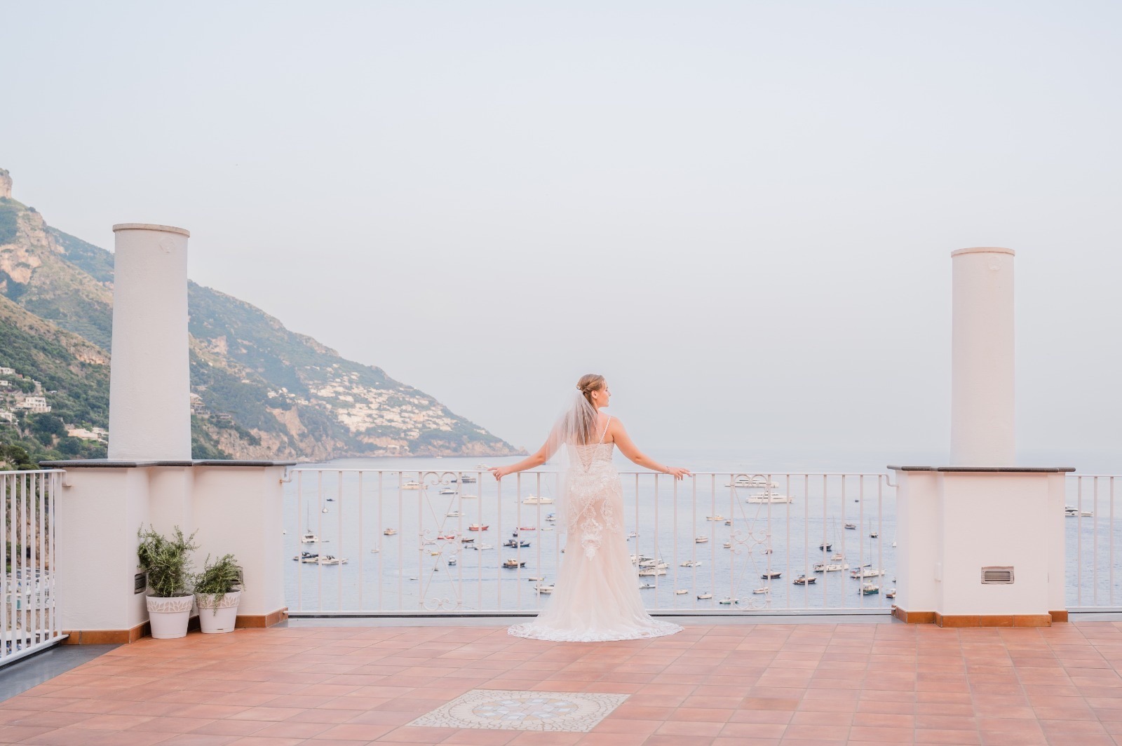 Bride on the Terrazza del Sole terrace overlooking Positano bay