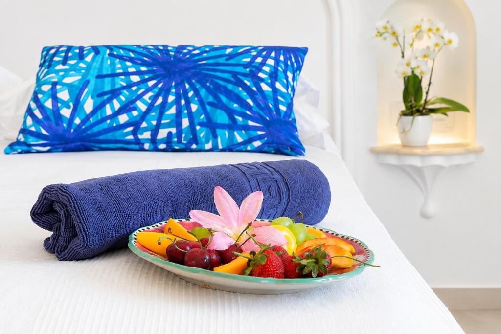 Fresh fruit welcome detail on the bed